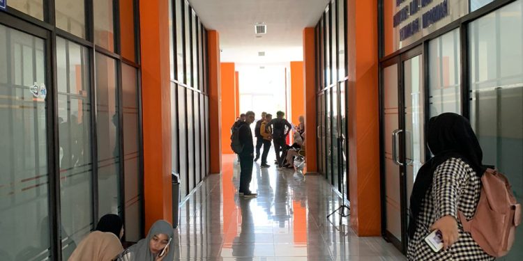 Menjelang ujian semester, mahasiswa FIKTI UMSU sibuk menyelesaikan laporan kerja praktik